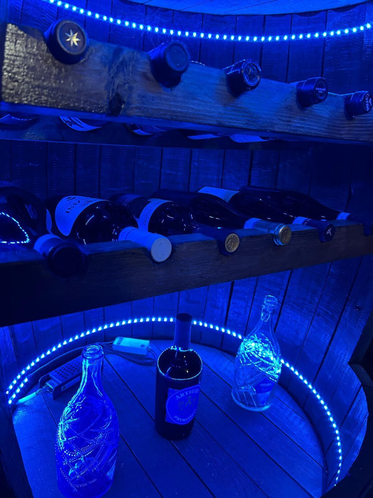 Una botellera con botellas y un decantador de vidrio.