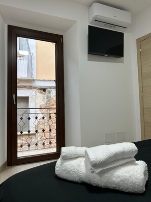 1 bedroom, WiFi, bed sheets - Double room with private bathroom and balcony (Spoltore)
