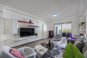 Appartamento, 2 camere da letto, balcone, vista città | Soggiorno