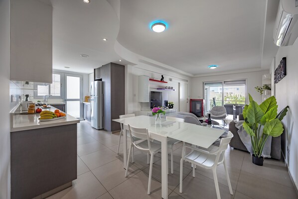 Appartement, 2 slaapkamers, balkon, uitzicht op stad | Dineerruimte