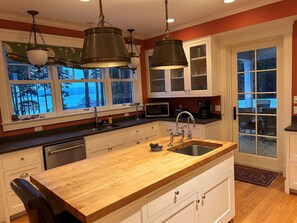 Fridge, microwave, oven, stovetop - Tranquility Redefined. The Maine House on Dingley (Harpswell)