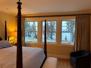 Desk, iron/ironing board, travel cot, Internet - Tranquility Redefined. The Maine House on Dingley (Harpswell)