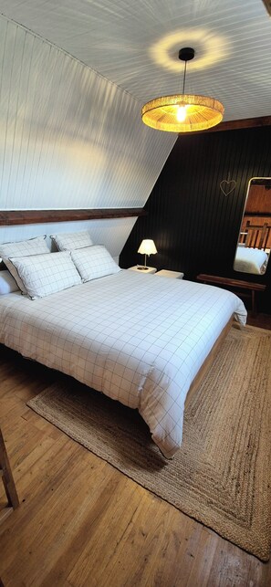 Iron/ironing board, bed sheets