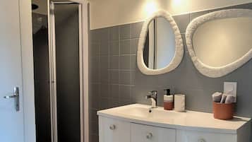 Douche, sĂšche-cheveux, serviettes fournies, savon