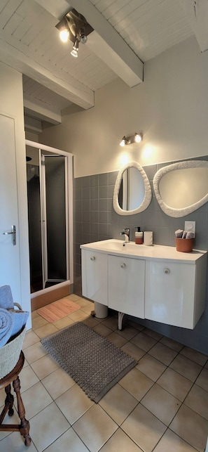 Douche, sèche-cheveux, serviettes fournies, savon