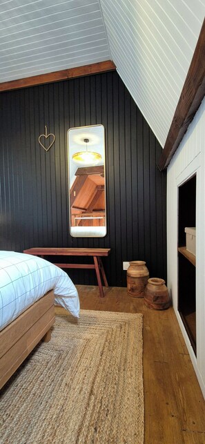 Iron/ironing board, bed sheets