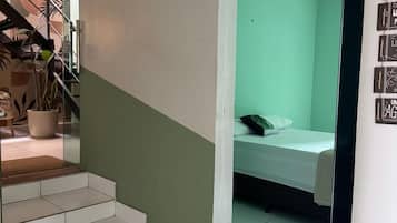 Quarto econômico | Wi-Fi de cortesia, roupa de cama