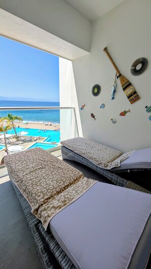 Outdoor pool - Charming oseanfront, New appartment (Puerto Vallarta)