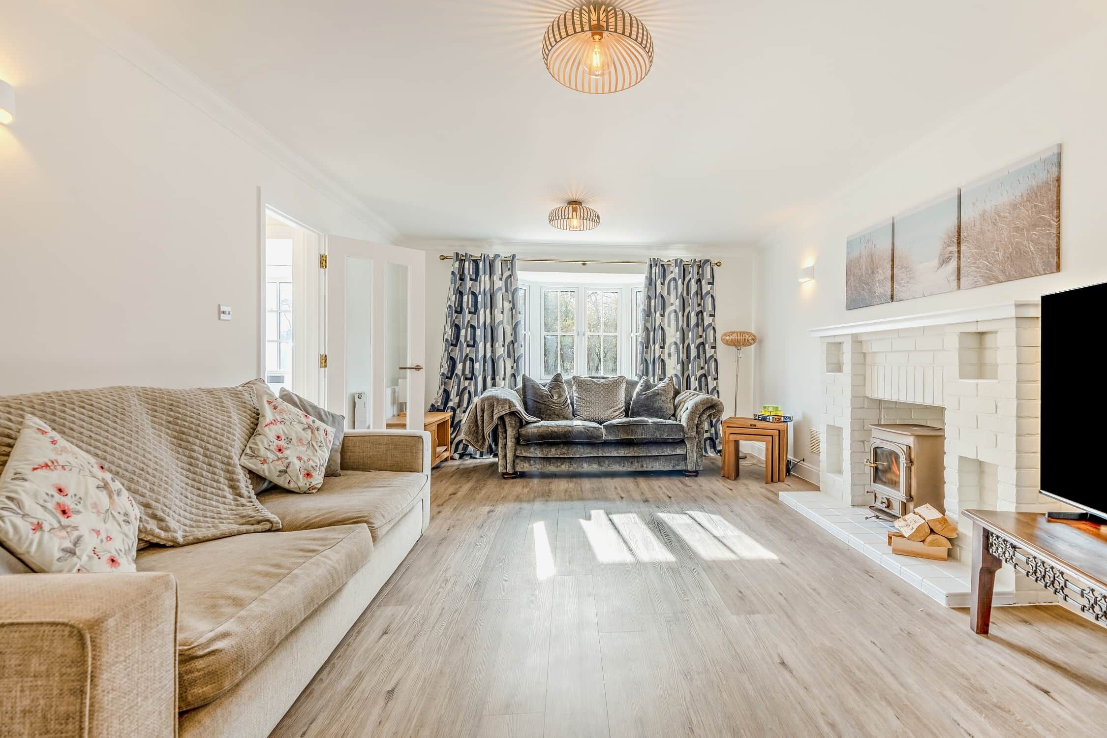 Smart TV, chimenea y estéreo 