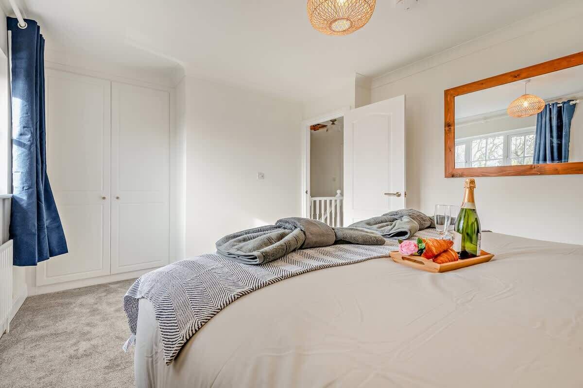 4 bedrooms, iron/ironing board, travel crib, WiFi (free)