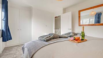 4 bedrooms, iron/ironing board, travel crib, WiFi (free)
