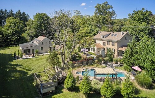 Carriage House 5098 is Your Modern Cottage Getaway!