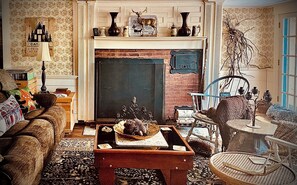 Smart-tv, eldstad, bordsfotboll och böcker