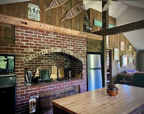 Rustic 5-bedroom house in Campton perfect for White Mountain family getaways