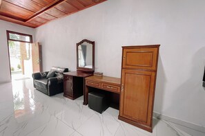 Deluxe Room | Interior - Doni Guest House by Staigo (Samosir)