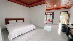 Una camera da letto con testiera in legno, un letto grande e pavimento piastrellato.
