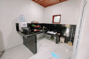 Kamar Deluks | Kamar mandi | Shower dan handuk