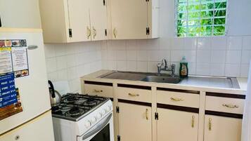 Refrigerador con freezer, microondas, horno, placa de cocina