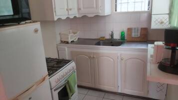 Monolocale comfort, vista spiaggia | Cucina privata | Frigorifero con congelatore, microonde, forno, piano cottura