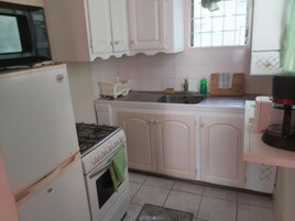 Refrigerador con freezer, microondas, horno, placa de cocina