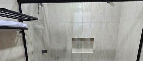 Douche, serviettes fournies, papier toilette