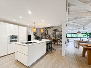 Een koelkast, een magnetron, een oven, een kookplaat