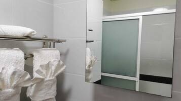 Hårtørrer, bidet, håndklæder, Sæbe