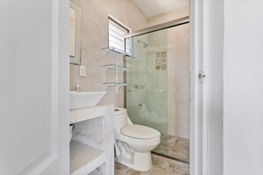 Shower, hair dryer, towels, toilet paper - Department Sol (Playa del Carmen)