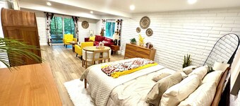 Reno Suite Retreat: Private, Central and Scenic. Studio w/kitchenette/no sink