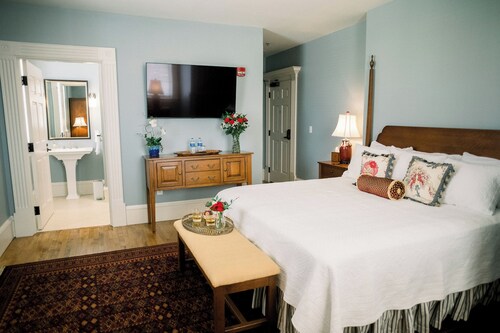 The Commandant's Suite: Beautiful Hotel Stay w/ A View at Mustard Seed Hill