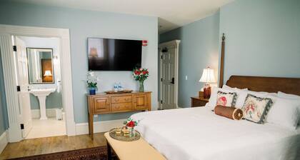 The Commandant's Suite: Beautiful Hotel Stay w/ A View at Mustard Seed Hill