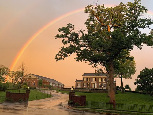 The Commandant's Suite: Beautiful Hotel Stay w/ A View at Mustard Seed Hill