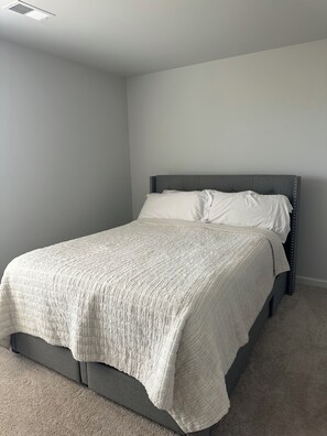 Silitysrauta/-lauta, Wi-Fi, vuodevaatteet