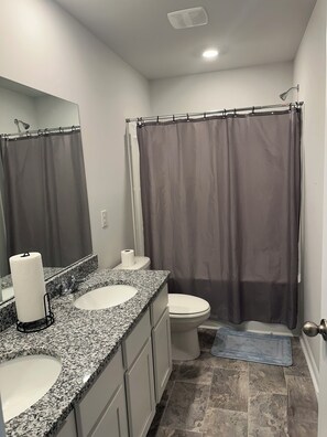 Hiustenkuivaaja, pyyhkeet, saippua, vessapaperi