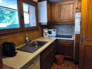 Frigorífico, microondas, horno y lavavajillas