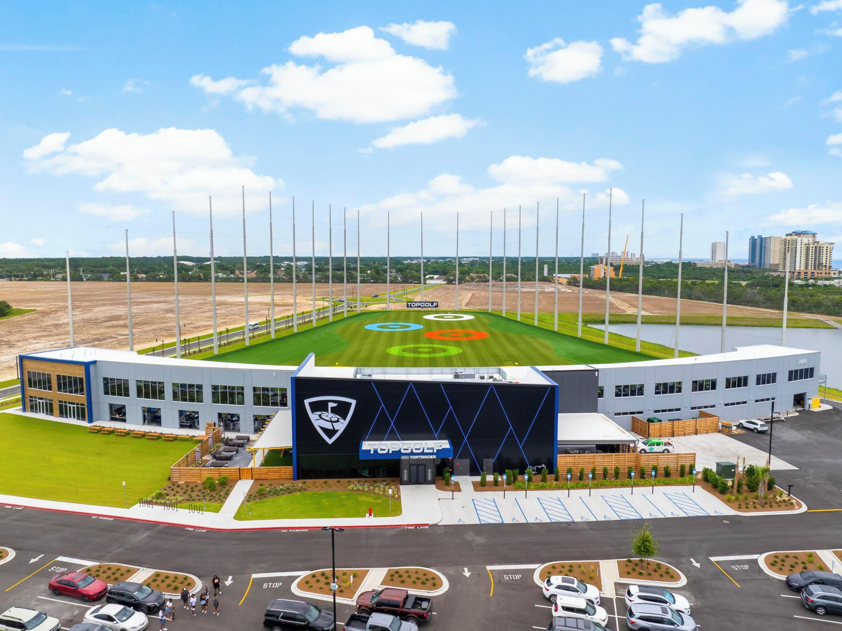 Indoor golf driving range