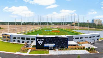 Indoor golf driving range