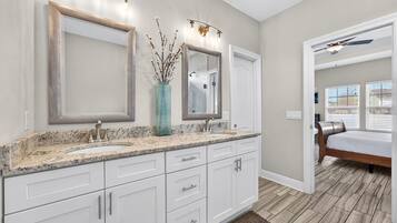 House | Bathroom | Free toiletries, hair dryer, towels, toilet paper