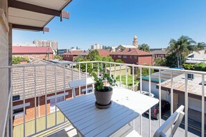 Outdoor dining - Scandi Beach Breeze Minutes from Glenelg Beach (Glenelg)
