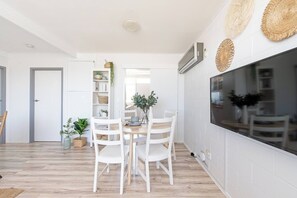 Dining - Scandi Beach Breeze Minutes from Glenelg Beach (Glenelg)