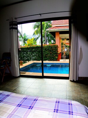 3 bedrooms, iron/ironing board, Internet, bed sheets - Villa Chomphoo, spacious vacation home with private pool in a well-kept residential complex (Chon Buri)