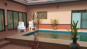 Pool - Villa Chomphoo, spacious vacation home with private pool in a well-kept residential complex (Chon Buri)