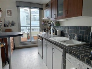 Fridge, oven, dishwasher, coffee/tea maker - Panoramic view of Paris and Montparnasse Station (Paris)