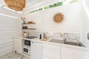 Frigorífico, microondas, horno y lavavajillas