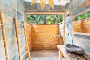 Dusch, hårtork, handdukar och tvål