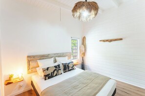 客房内保险箱、办公桌、熨斗/熨衣板、旅行婴儿床