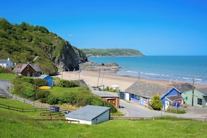 On the beach - Y Bwncer, Tresaith - One Bedroom Cottage, Sleeps 2 (Tresaith)