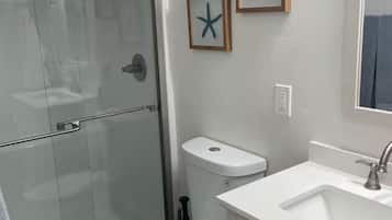 Dusj, hårføner, håndklær og såpe