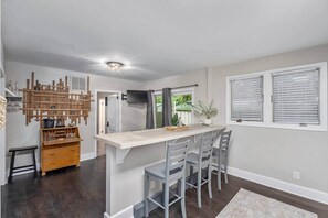 Interior - Quaint house, king bed 2min from down town (Aiken)