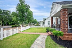 Property grounds - Quaint house, king bed 2min from down town (Aiken)